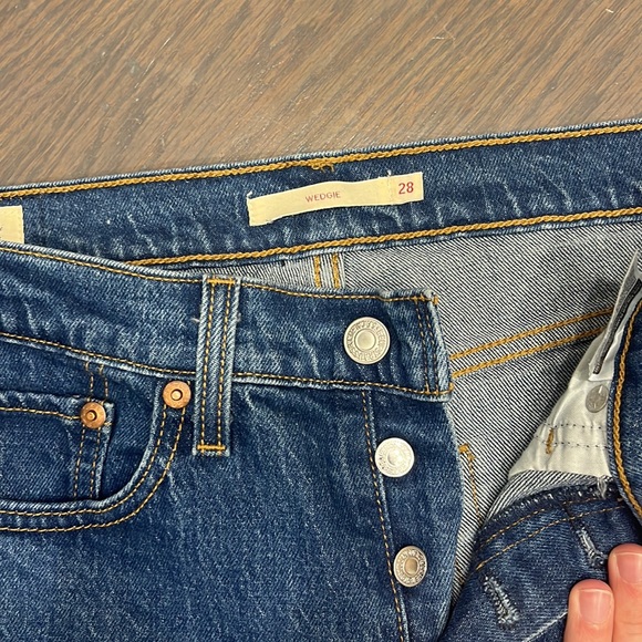 Levi’s wedgie jeans size 28 - Picture 2 of 2
